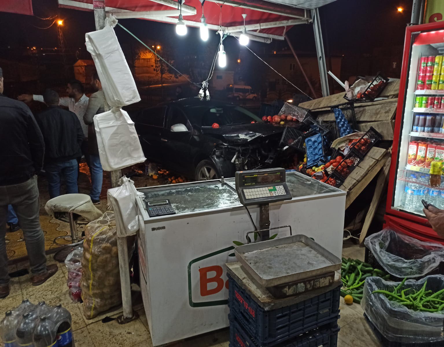 Direksiyon hakimiyetini kaybeden sürücü markete daldı