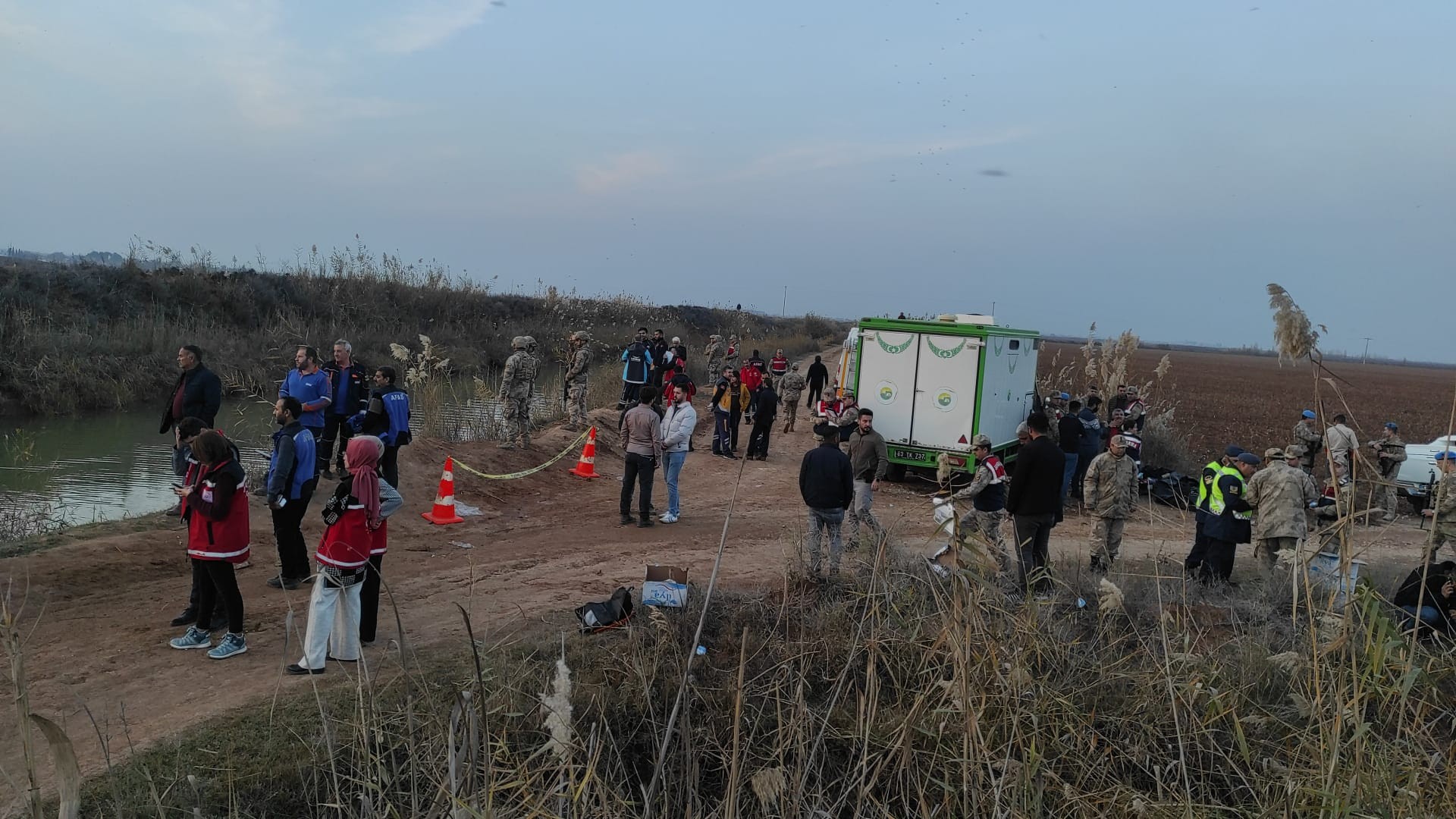 Şanlıurfa'da göçmenleri taşıyan minibüs tahliye kanalına devrildi