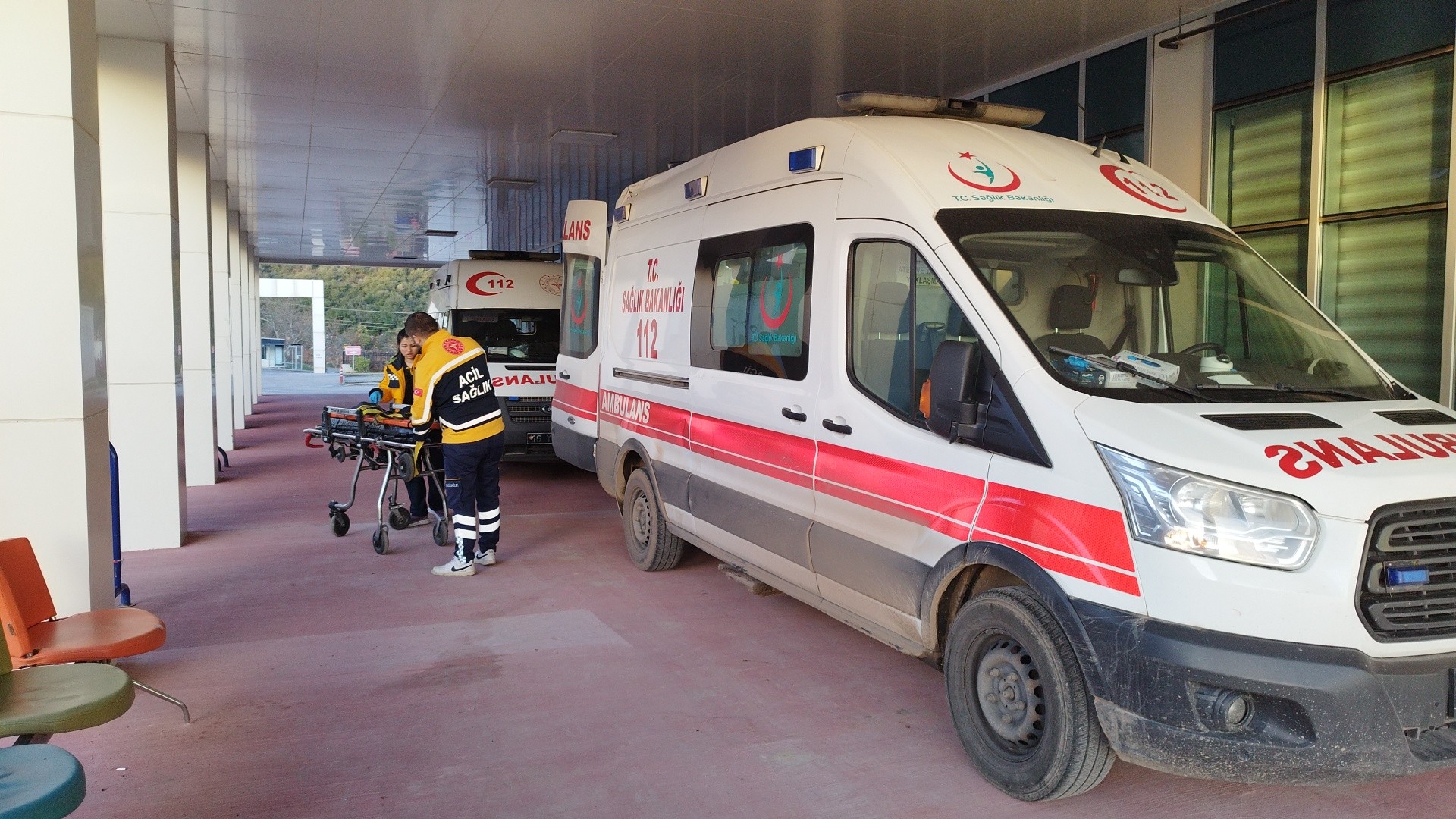 İşçilerini taşıyan minibüse tır çarptı; 2’si ağır 8 yaralı