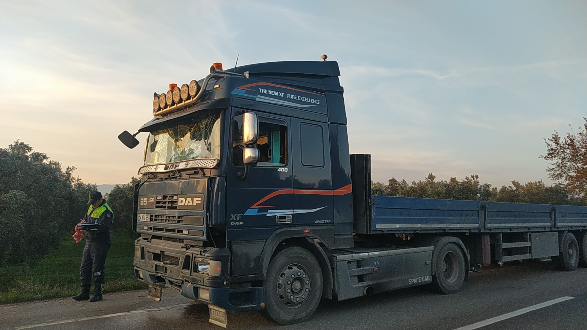 İşçilerini taşıyan minibüse tır çarptı; 2’si ağır 8 yaralı