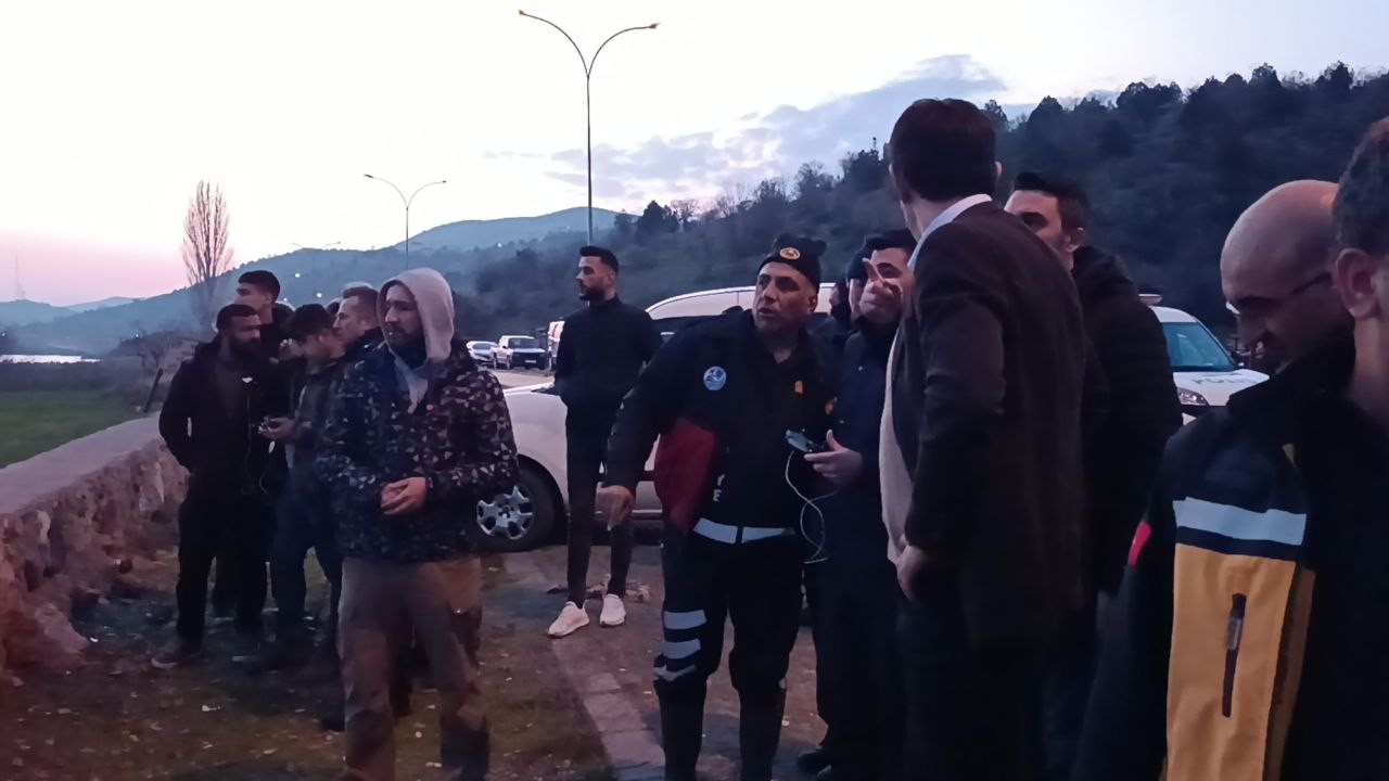 3 kişinin içinde bulunduğu tekne battı