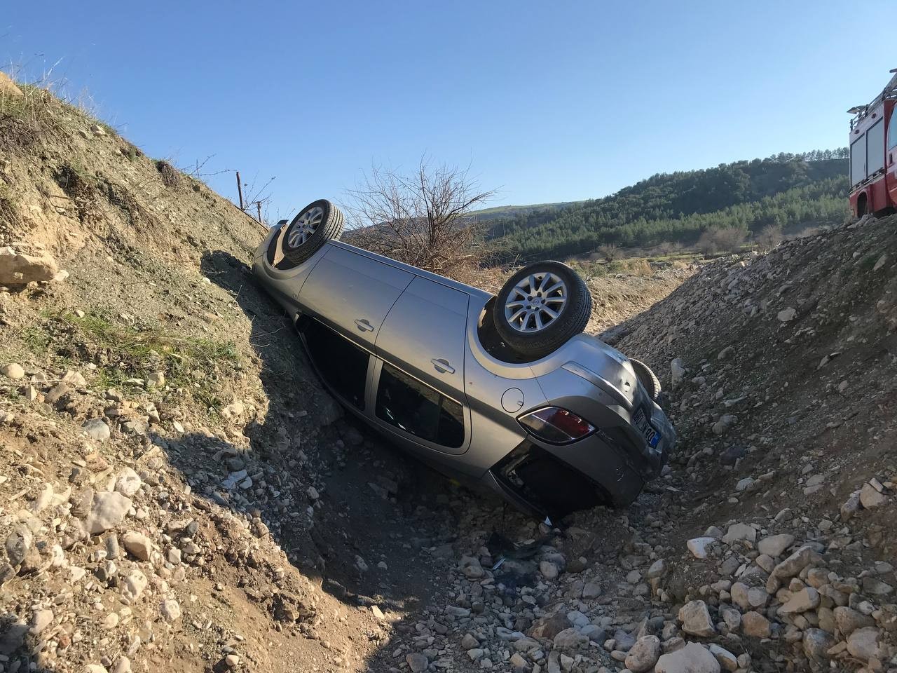 Otomobil şarampole devrildi: 4 yaralı