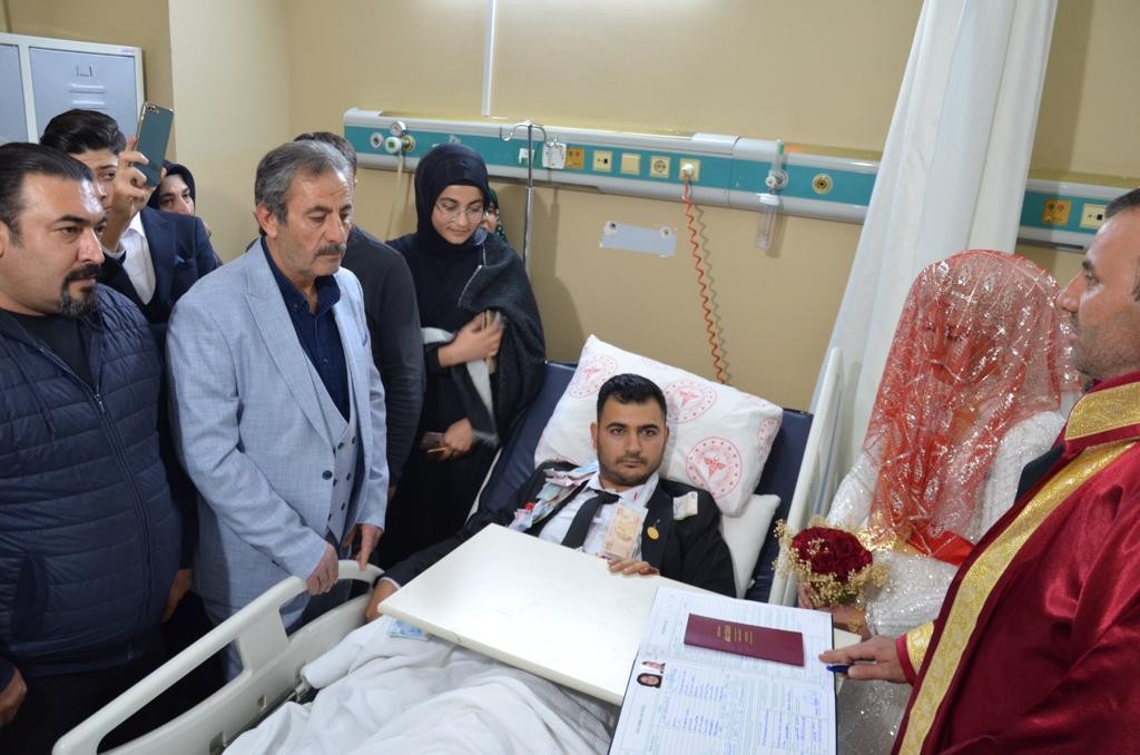 Şanlıurfa'da kazada ayağı kırılan damat hastane odasında evlendi