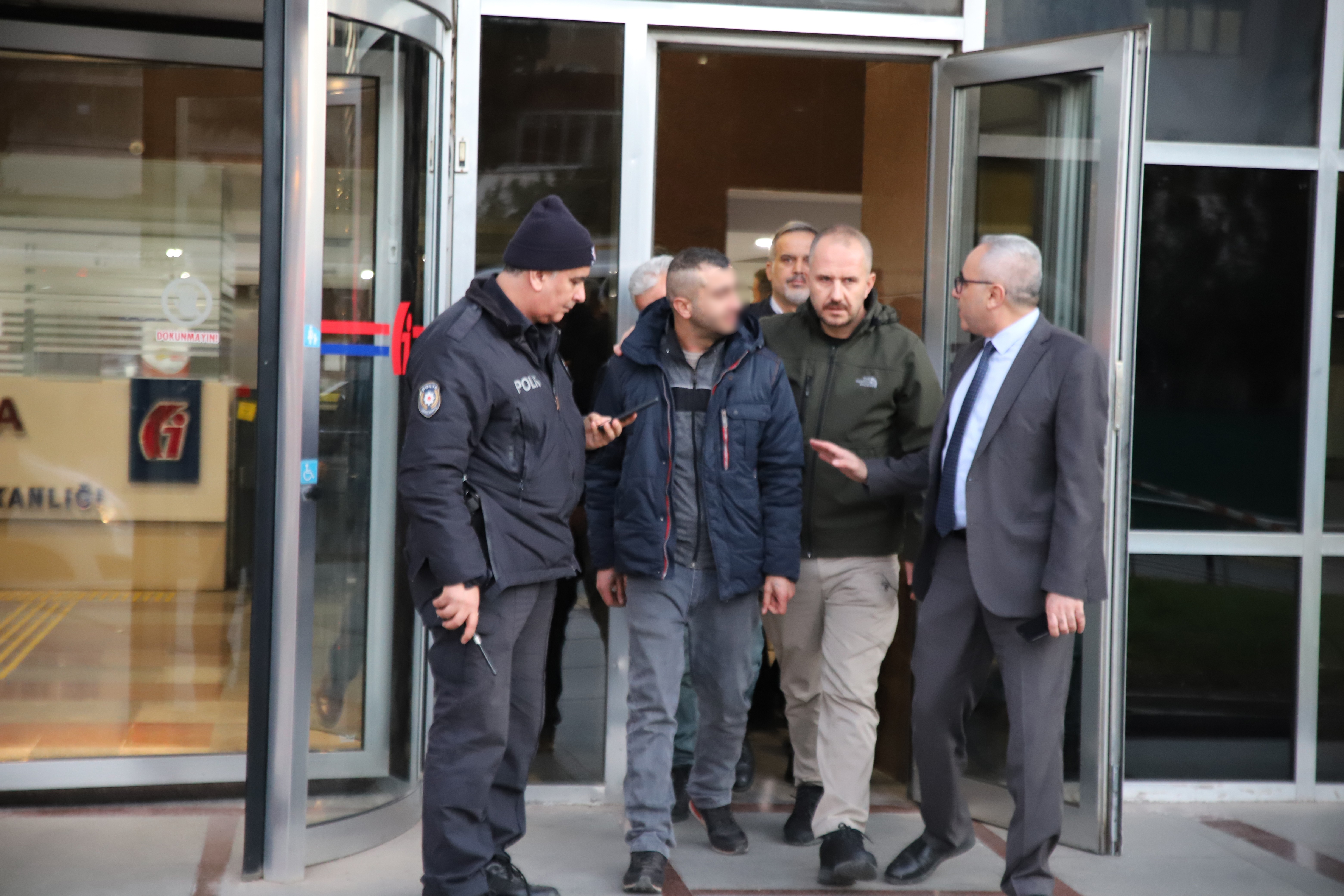 Binanın çatısına çıkıp intihar etmek isteyen kişi ikna edildi