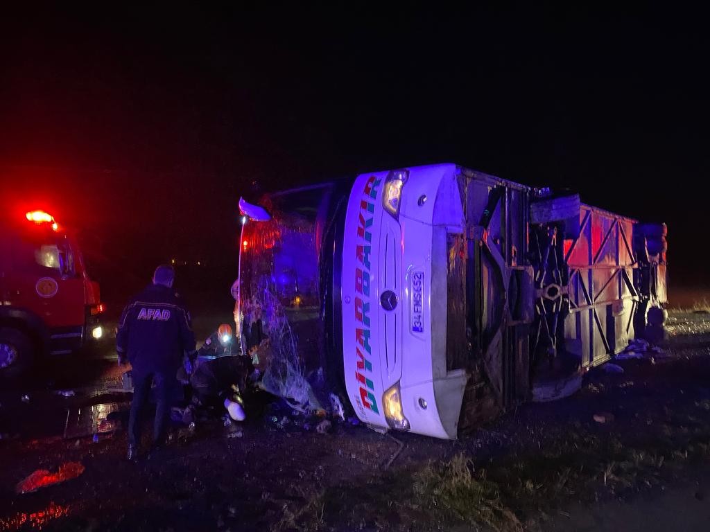Yolcu otobüsü devrildi: 1’i bebek 5 ölü, 23 yaralı