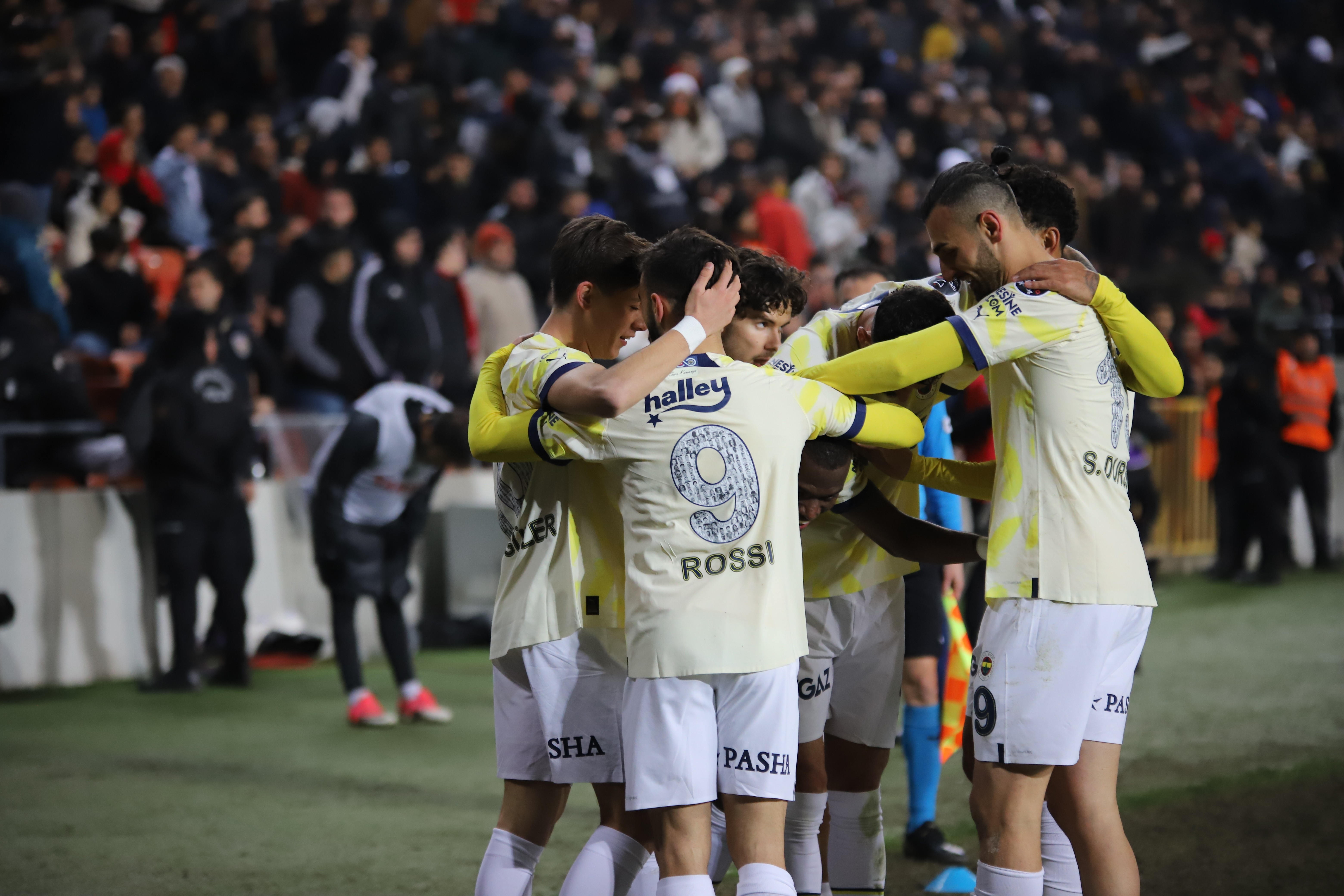 En çok gol atan Fenerbahçe, en az yiyen Galatasaray