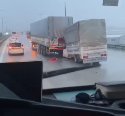 Tıra arkadan çarpan kamyonetin sürücüsü hayatını kaybetti