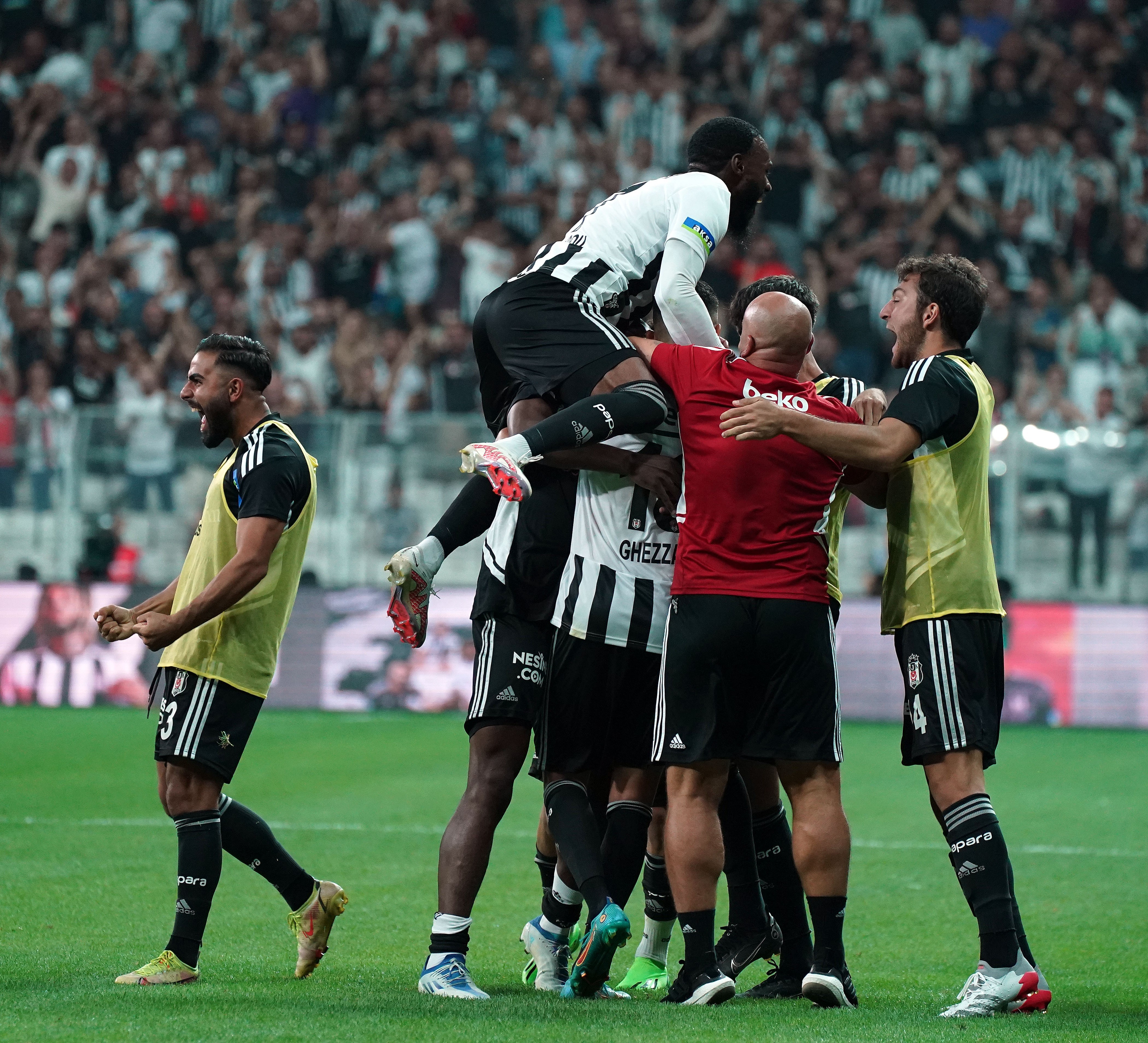 Siyah-beyazlılar bu sezon ilk peşinde