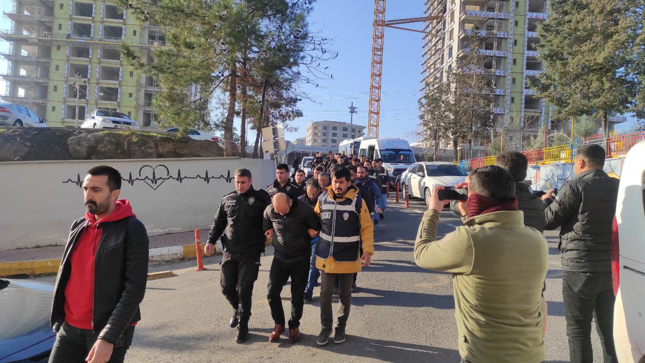 Dolandırıcılık operasyonunda gözaltına alınan zanlılar adliyeye sevk edildi