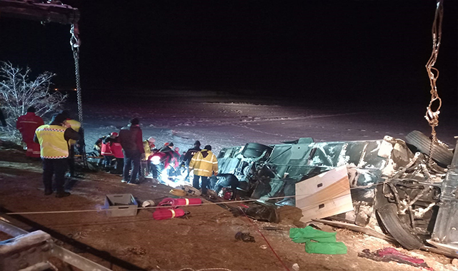 Yolcu otobüsü şarampole devrildi: 4 ölü, 24 yaralı