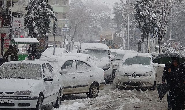 Şanlıurfalılar kar yağışını halay çekerek kutladı