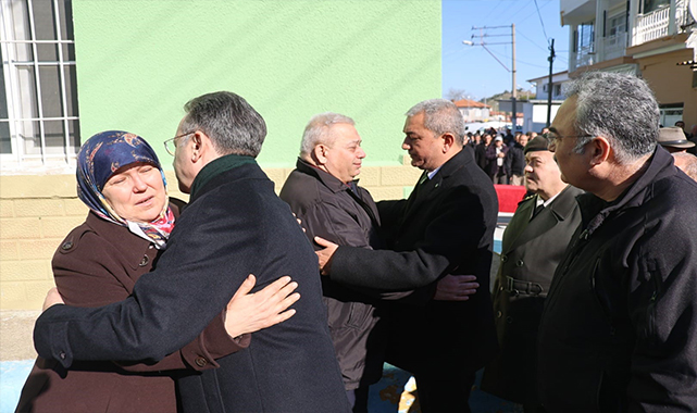Depremde hayatını kaybeden anne ve kız toprağa verildi