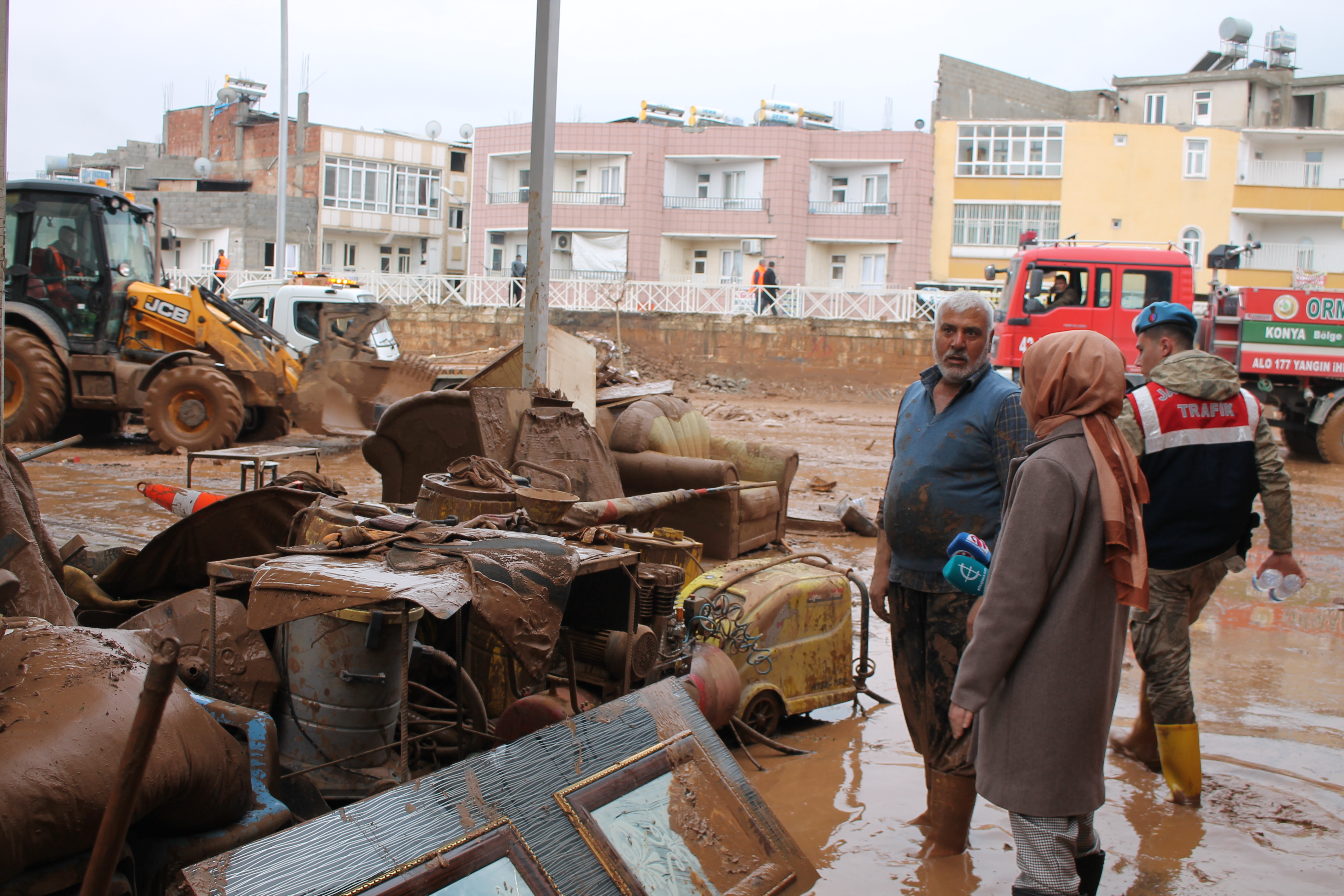Selde zarar gören Urfalılar yaralarını sarıyor
