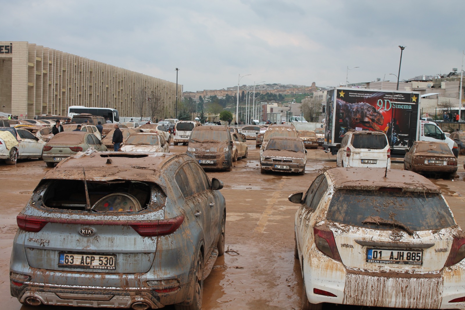Urfa'yı vuran sel geriye çamur yığını bıraktı