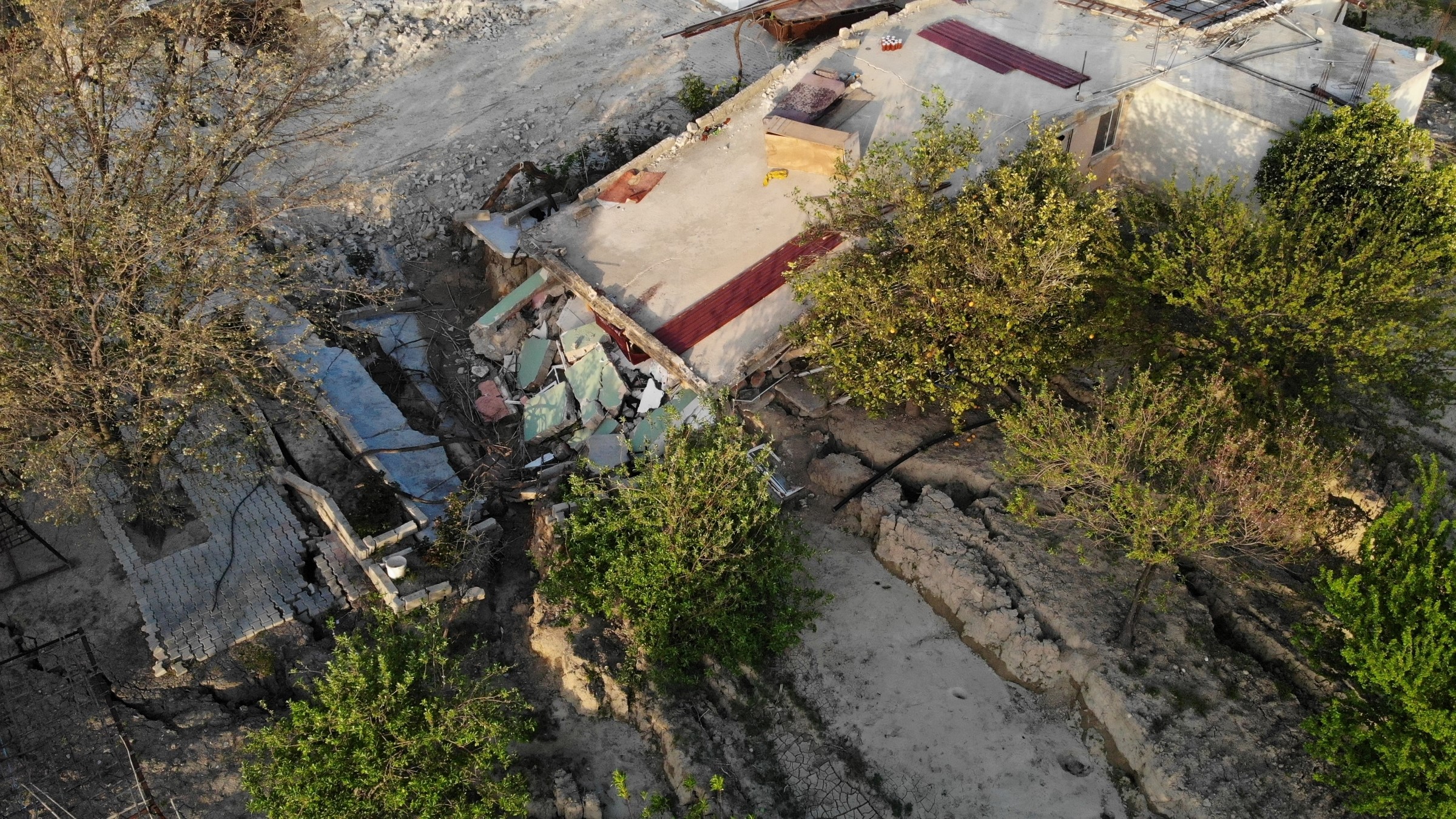 Fay hattında toprak 3 metre çöktü 7 metre kaydı