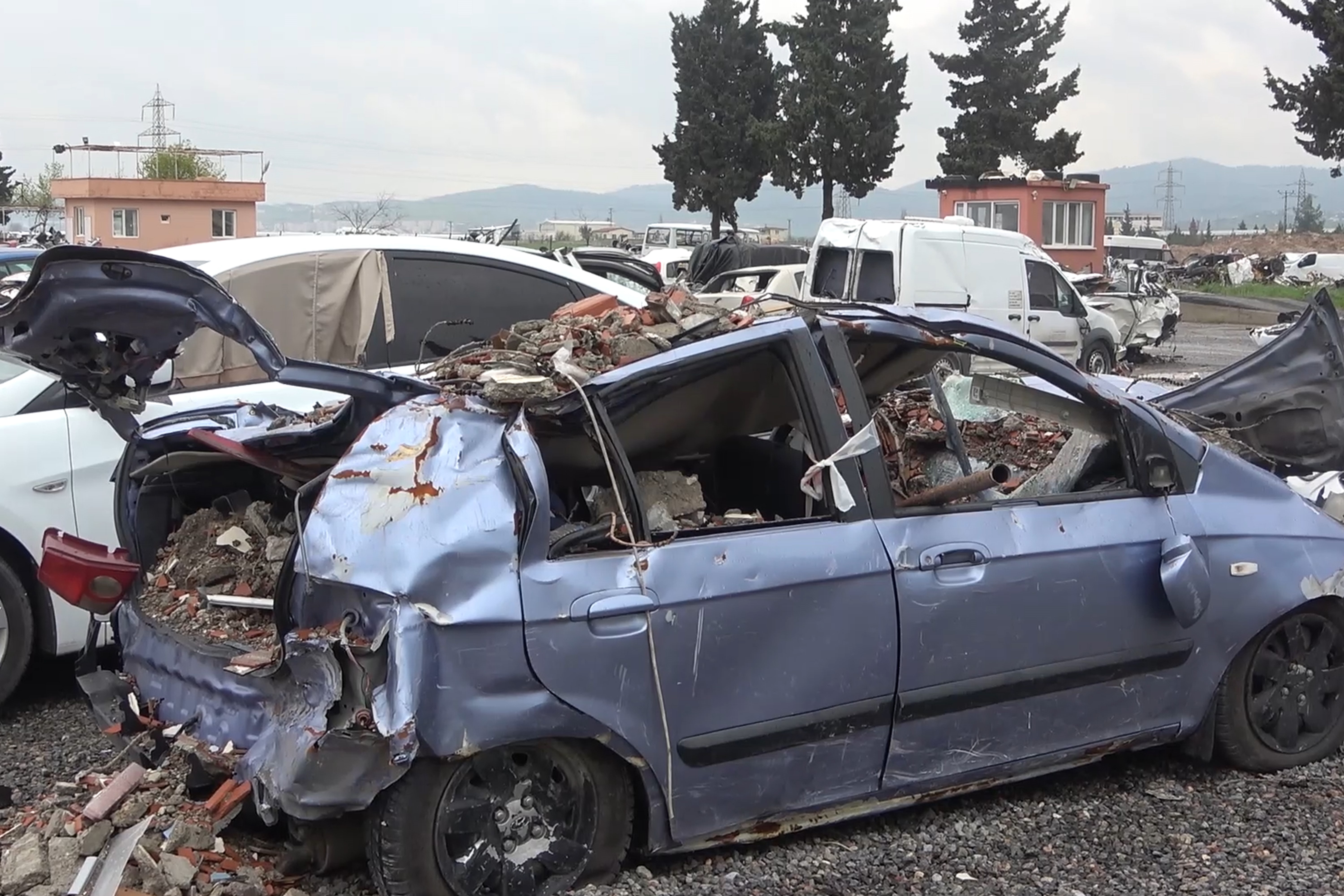 Araba mezarlığı felaketin boyutu gözler önünde