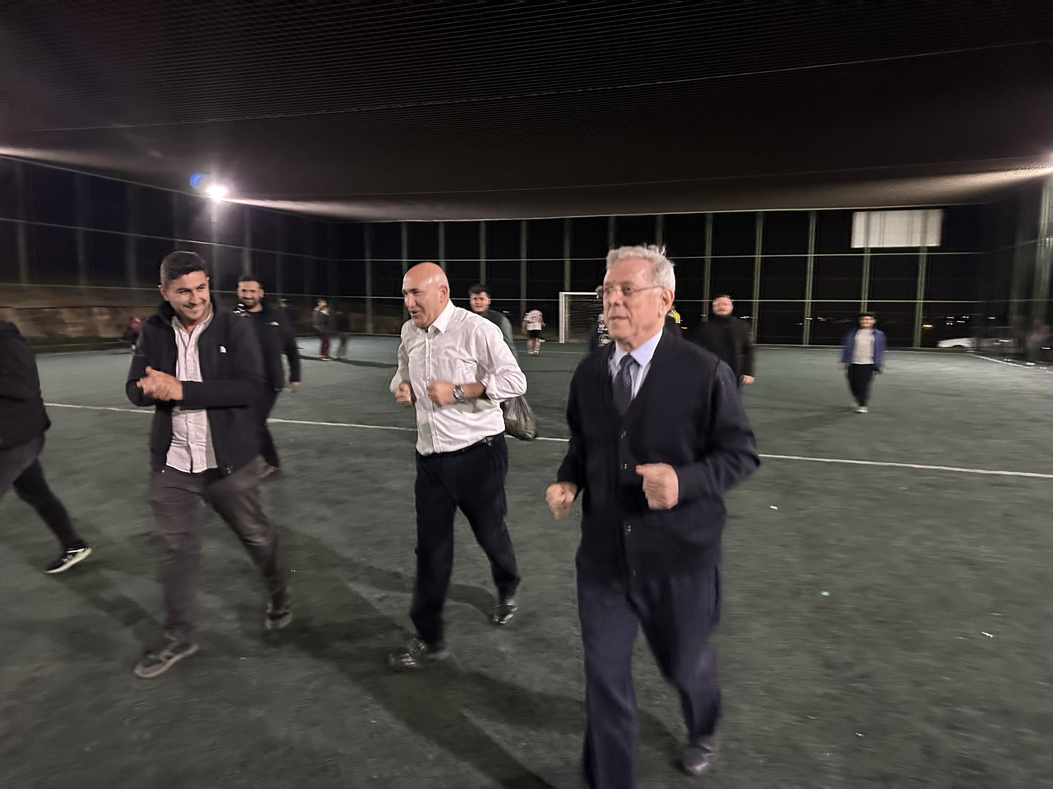 Tanal oy alabilmek için şekilden şekle girdi