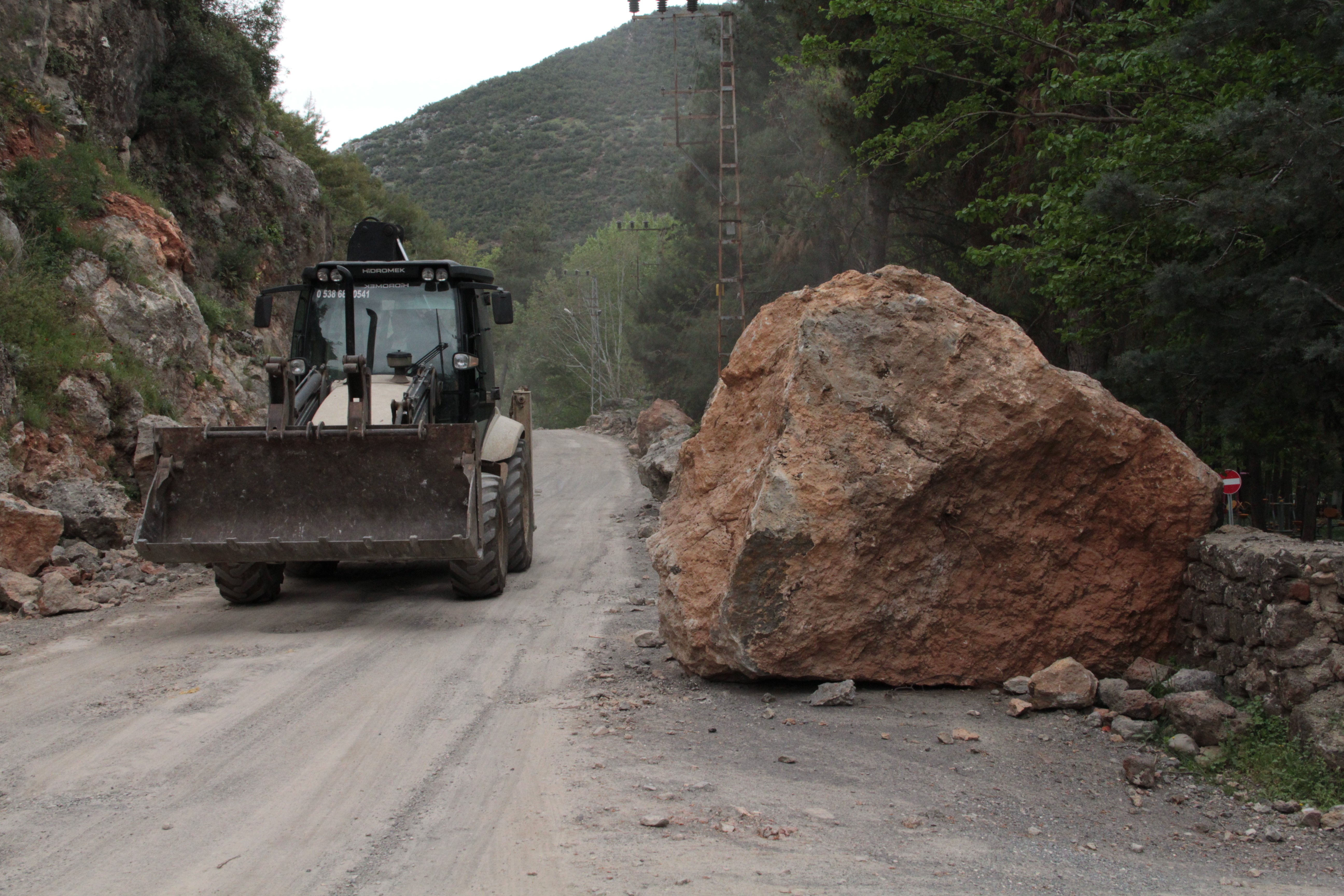 Deprem tonlarca ağırlığındaki kayaları yerinden böyle koparmış