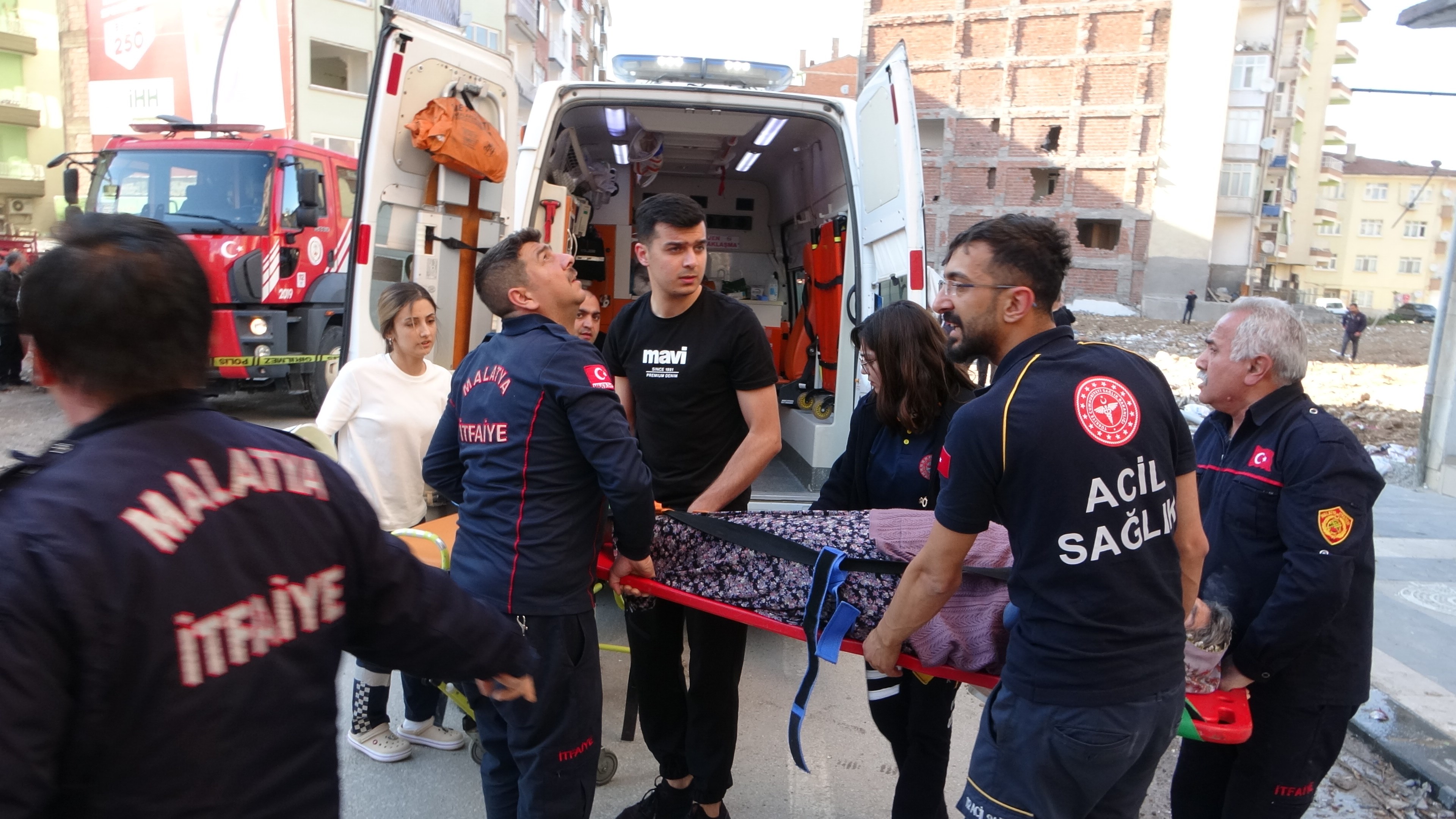 Malatya'da 5 katlı bina çöktü