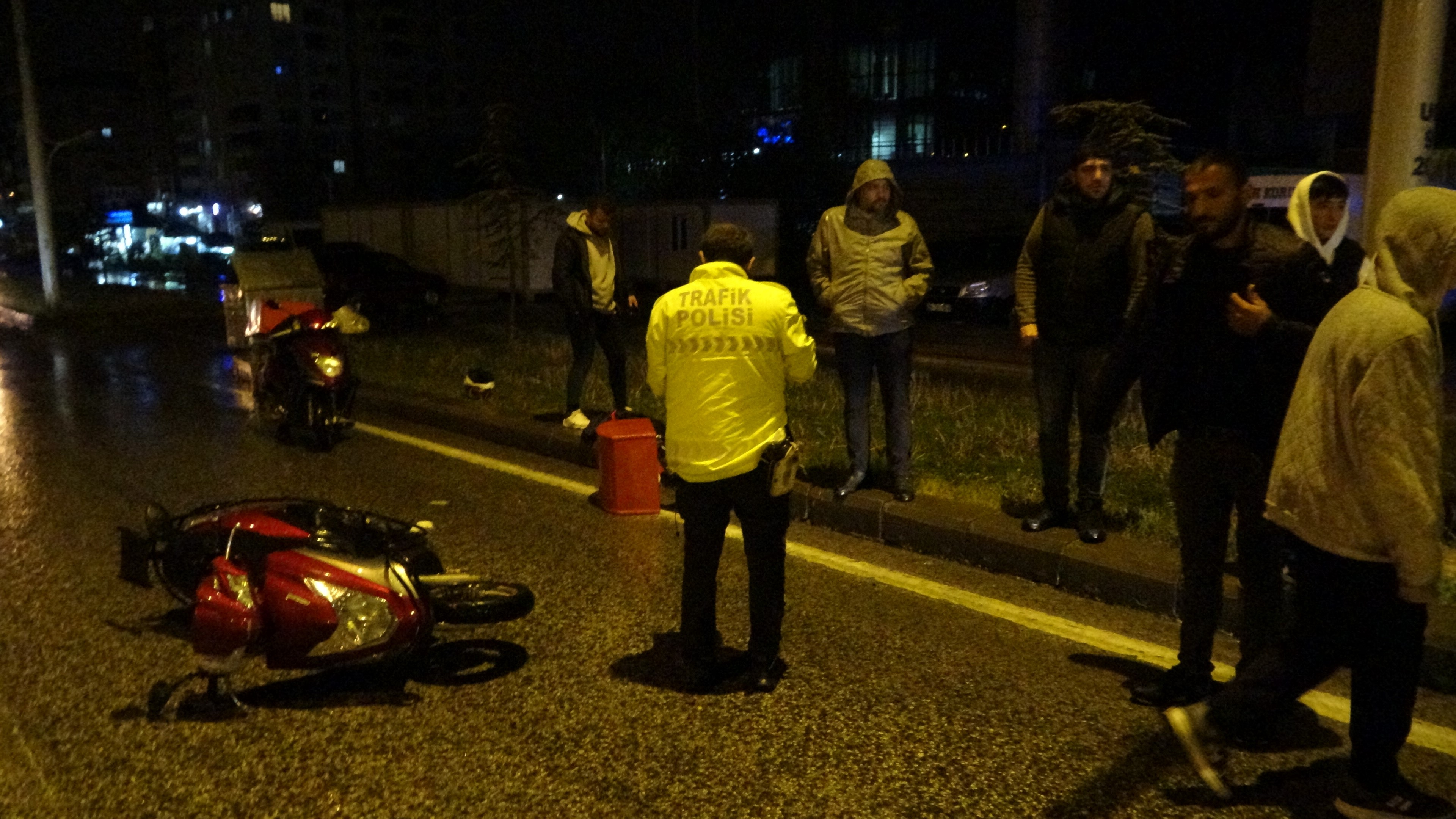 Hafif ticari araç motokuryeye çarpıp kaçtı: 2 yaralı