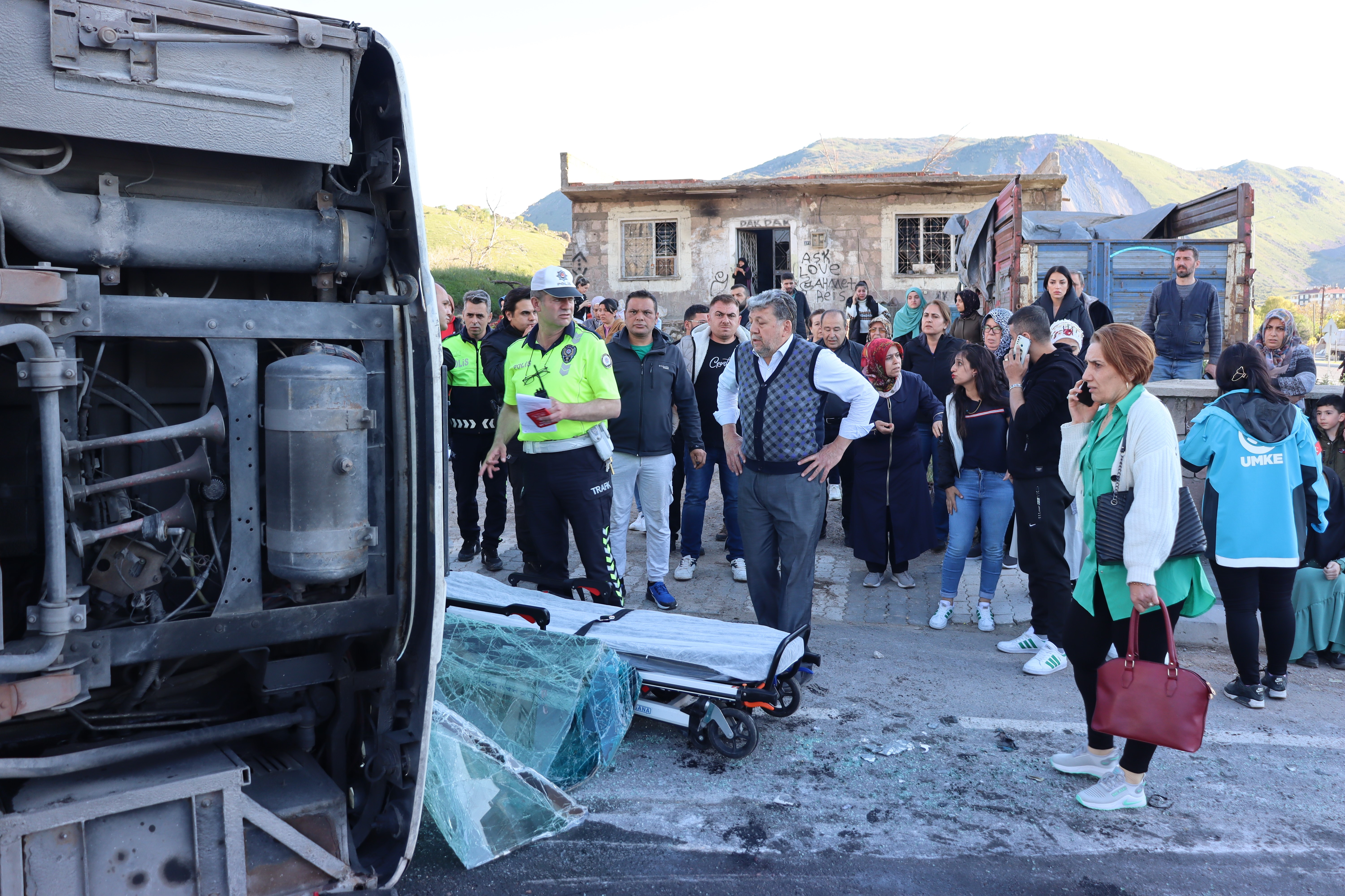 Tır, işçi servisine çarptı! 33 yaralı
