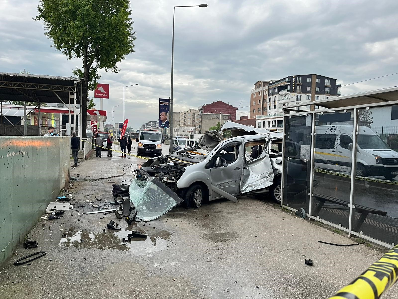 Demir kapıya çarpan araç ikiye bölündü! 2 ölü, 1 yaralı