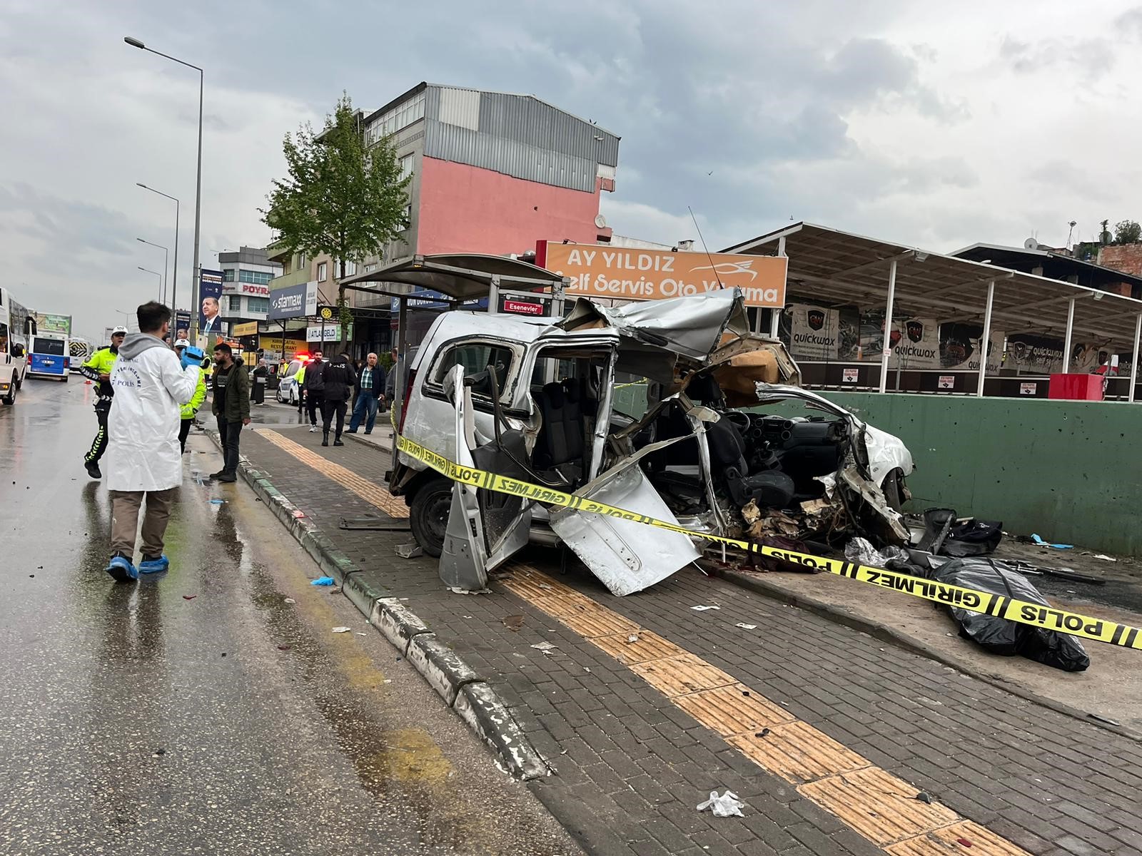 Demir kapıya çarpan araç ikiye bölündü! 2 ölü, 1 yaralı