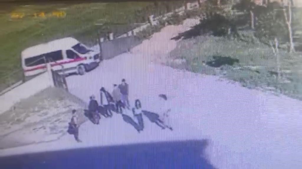 Servisin altında kalan yaşlı adam can verdi