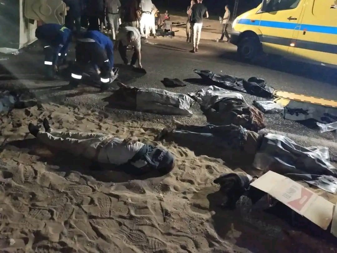 Yolcu otobüsü kamyona çarptı: Ölü ve yaralılar var