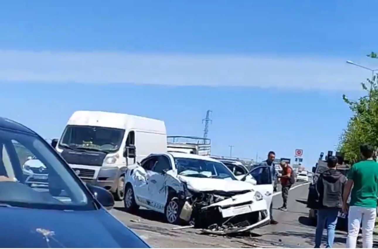 Siverek'te iş makinesi ile otomobil çarpıştı: 4 yaralı