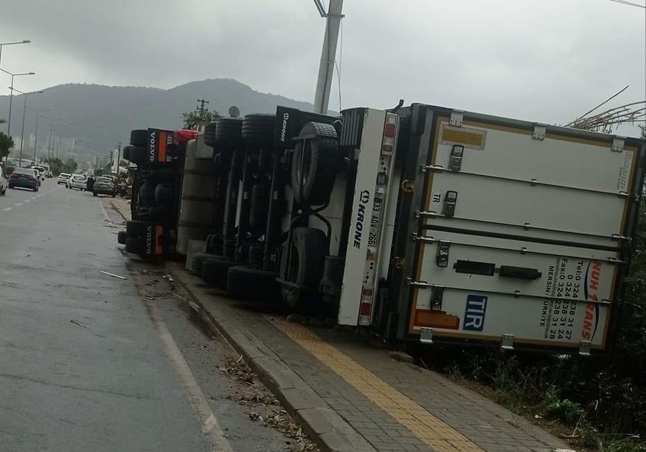 Mersin'de çıkan hortum hayatı felç etti