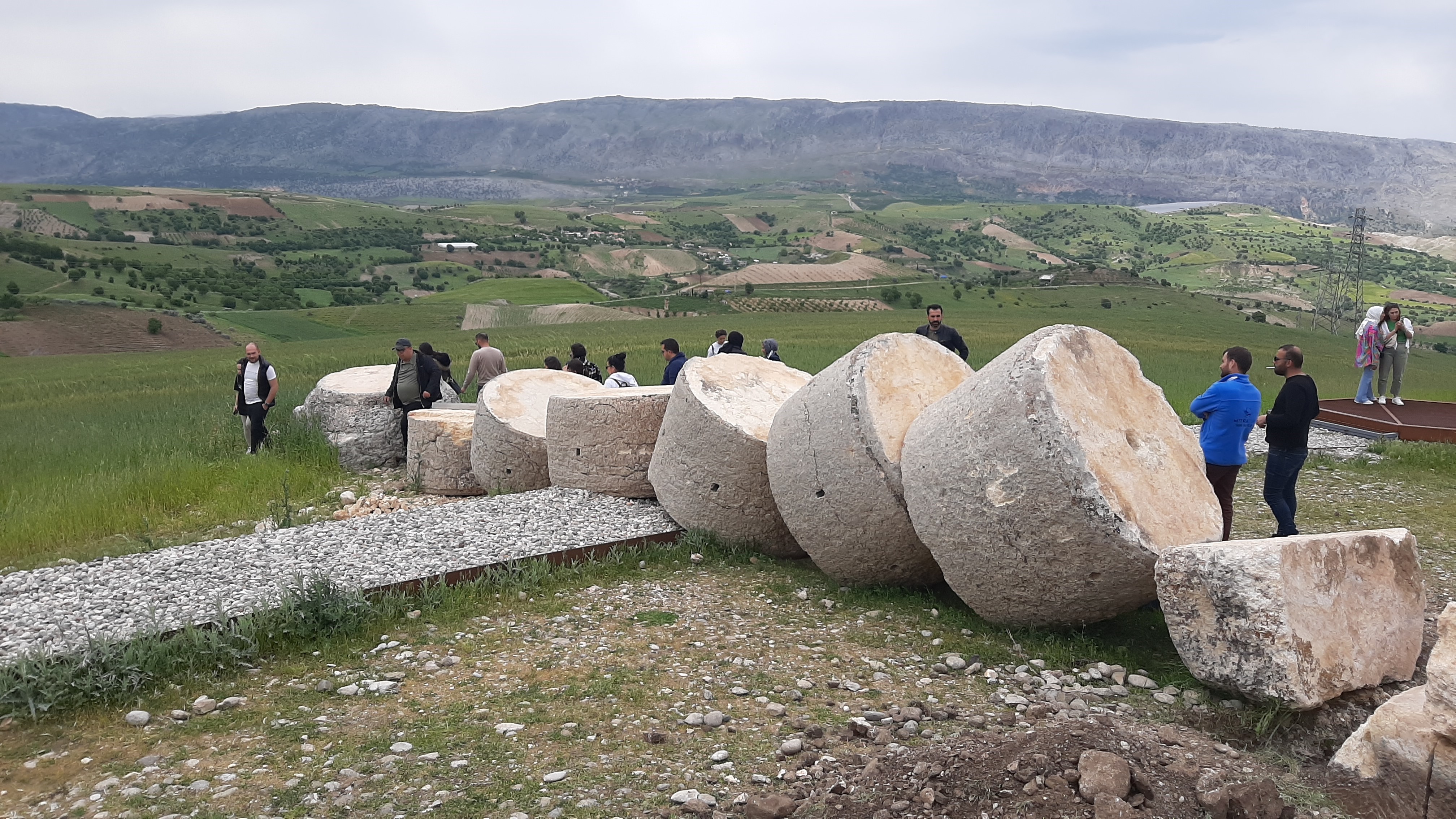 Depremde yıkılan tokalaşma sütunu yeniden onarılıyor