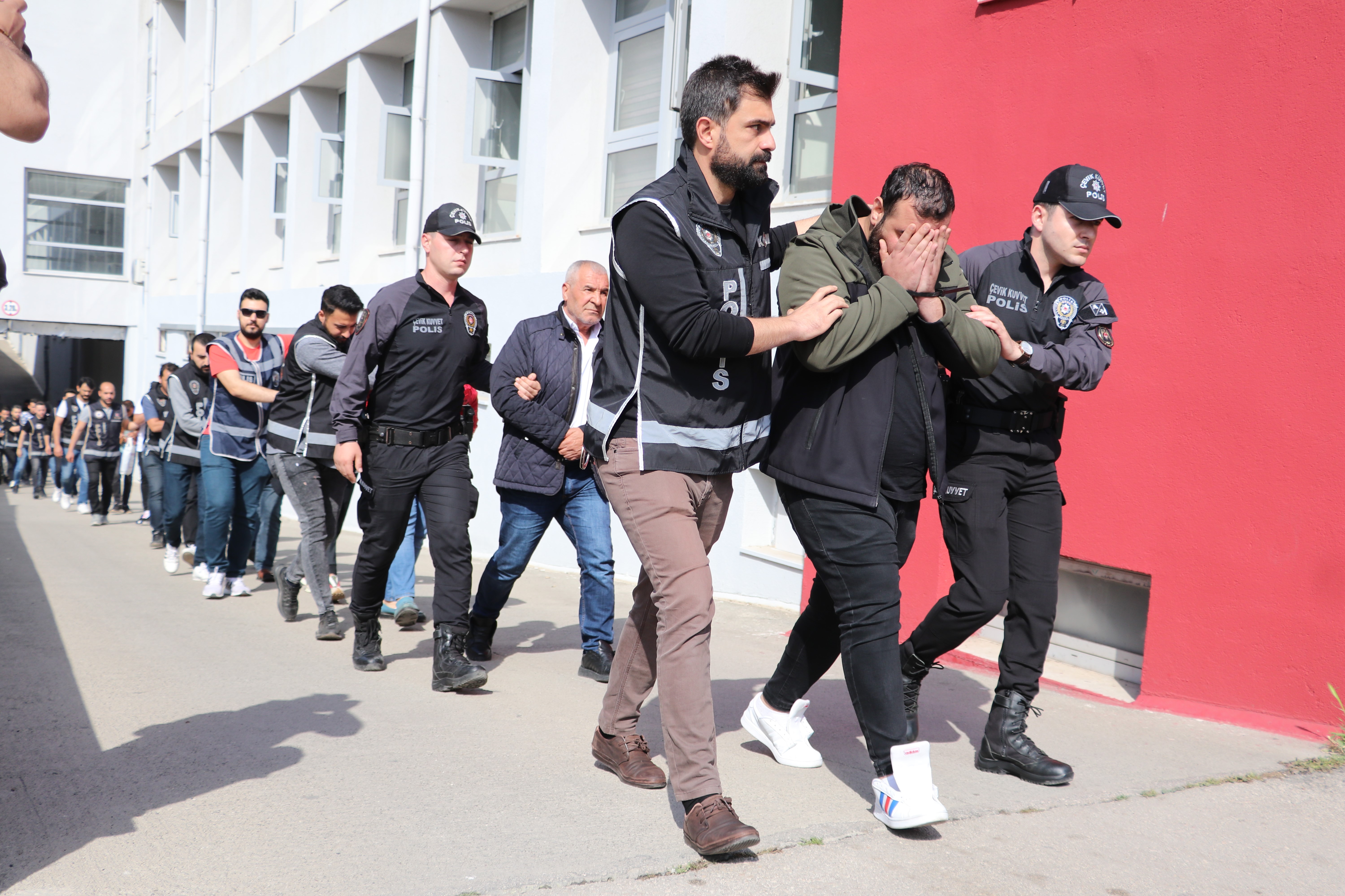 150 milyon liralık vurgun yapan 12 şahıs tutuklandı