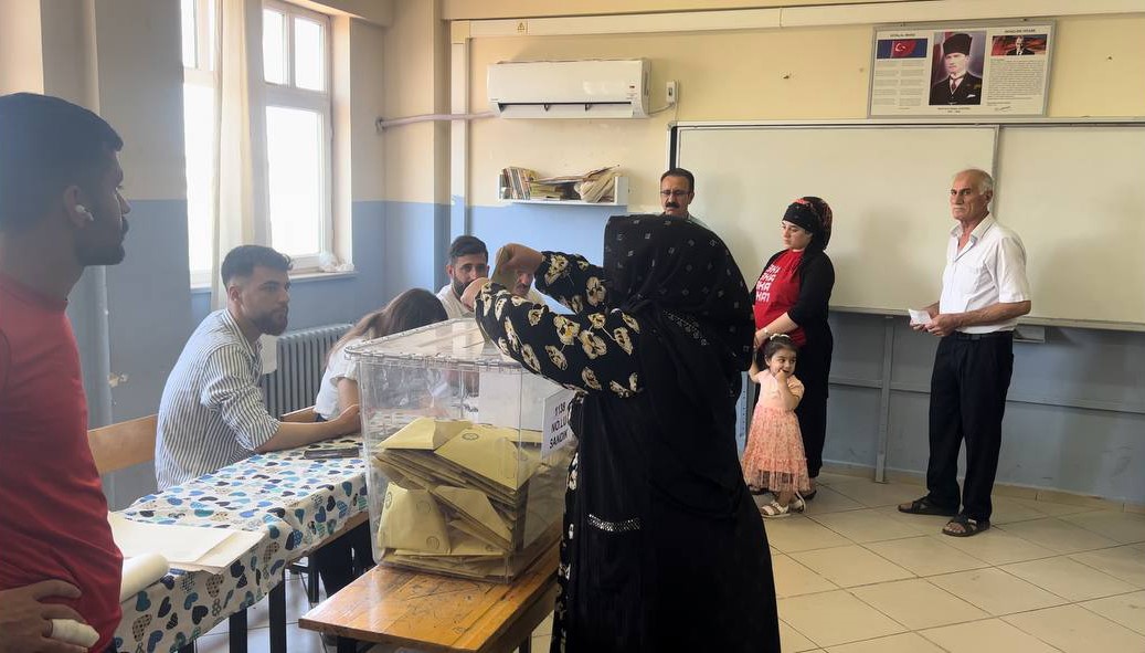 Ceylanpınar'da 92 yaşındaki nine sandığa yürüyerek gitti