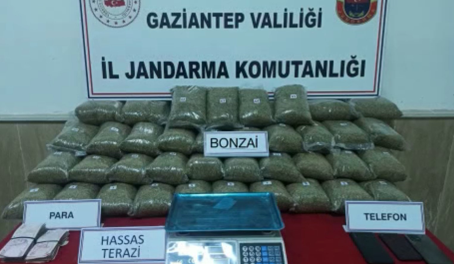 Çok sayıda kaçak malzeme ve uyuşturucu bulundu