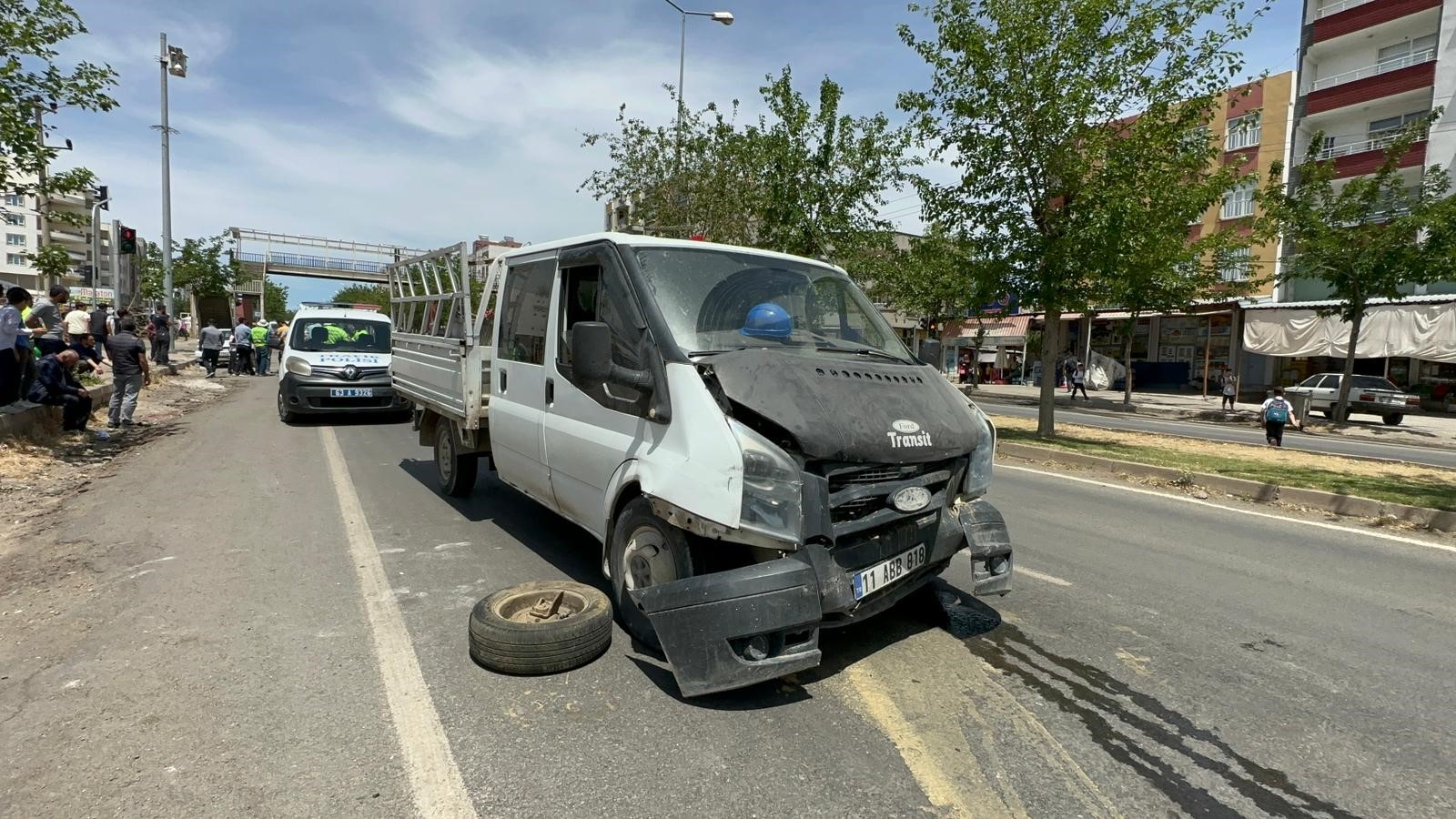 Siverek'te otomobil ile pikap çarpıştı: 2 yaralı