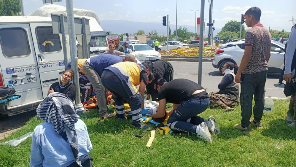 İşçileri taşıyan minibüs ile kamyonet çarpıştı