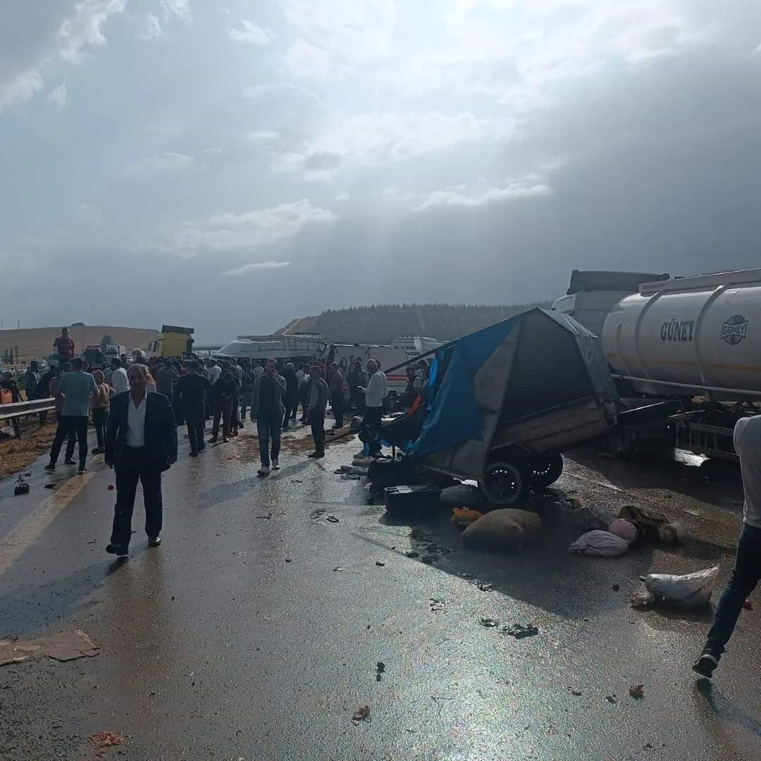 İşçileri taşıyan minibüs, hafriyat kamyonu ile çarpıştı
