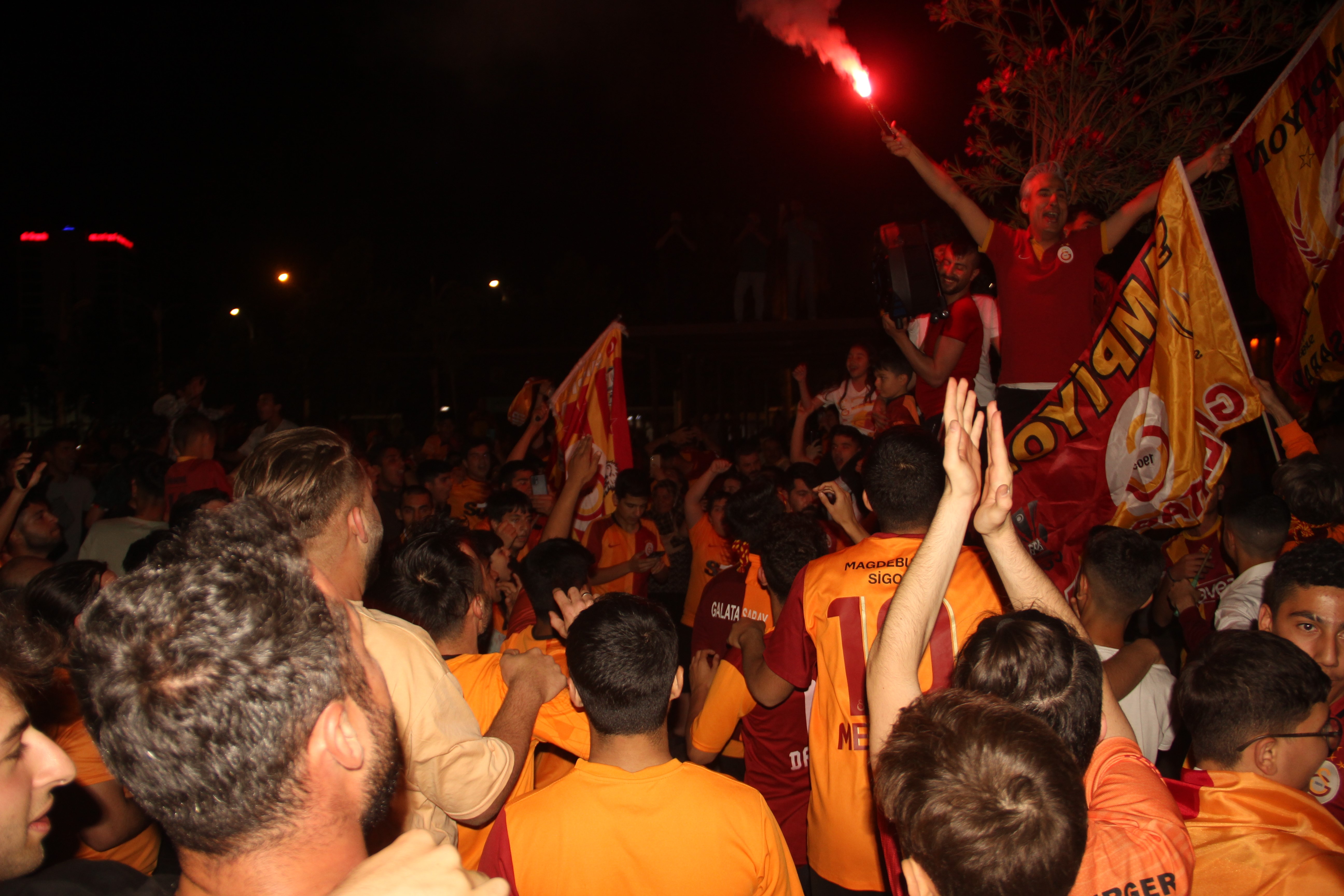Galatasaray'ın şampiyonluğu Urfalıları sokağa döktü