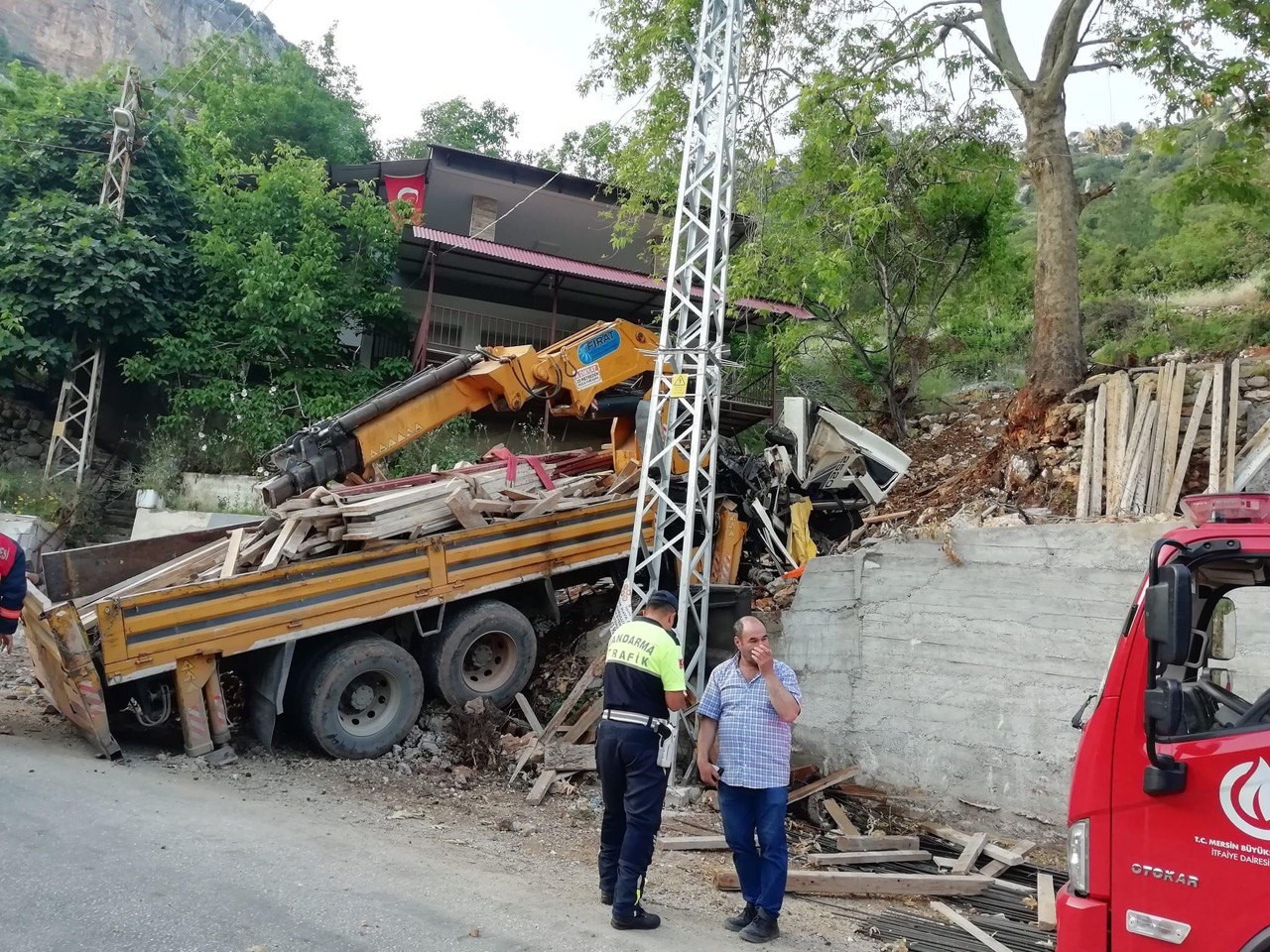Mersin'de vinç ağaca çarptı