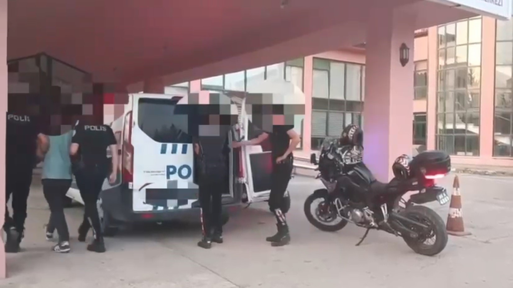 Hapis cezaları bulunan 2 hükümlü yakalanıp tutuklandı