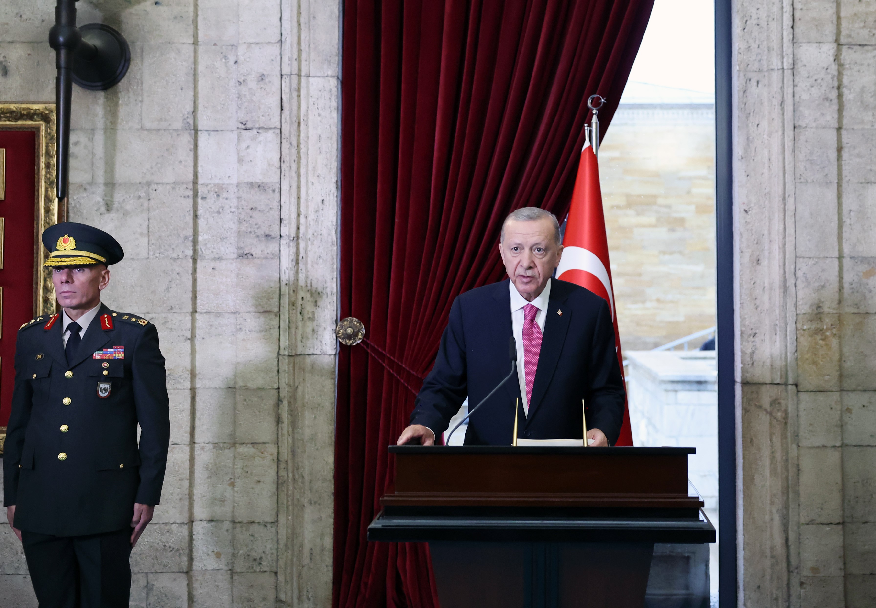 Cumhurbaşkanı Erdoğan Anıtkabir'i ziyaret etti