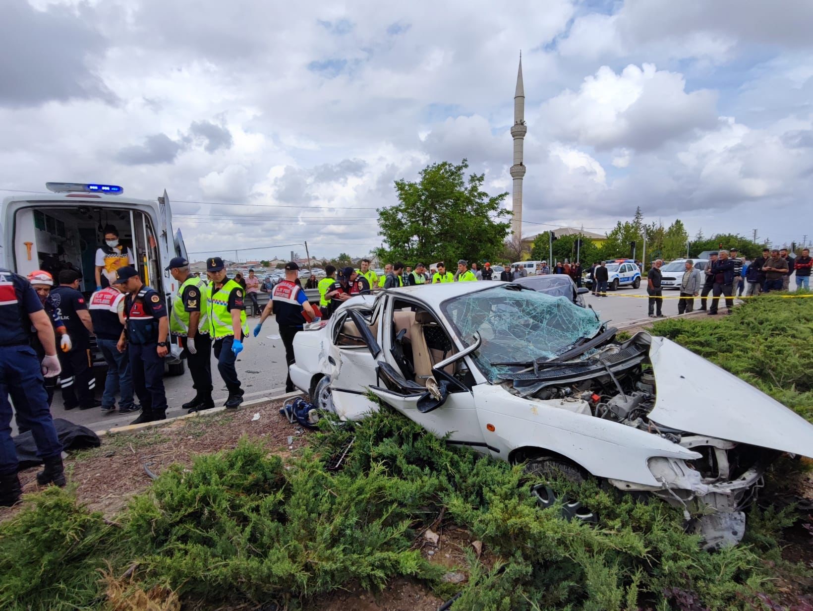 Aksaray’da iki otomobil çarpıştı