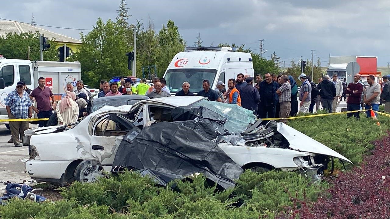 Aksaray’da iki otomobil çarpıştı