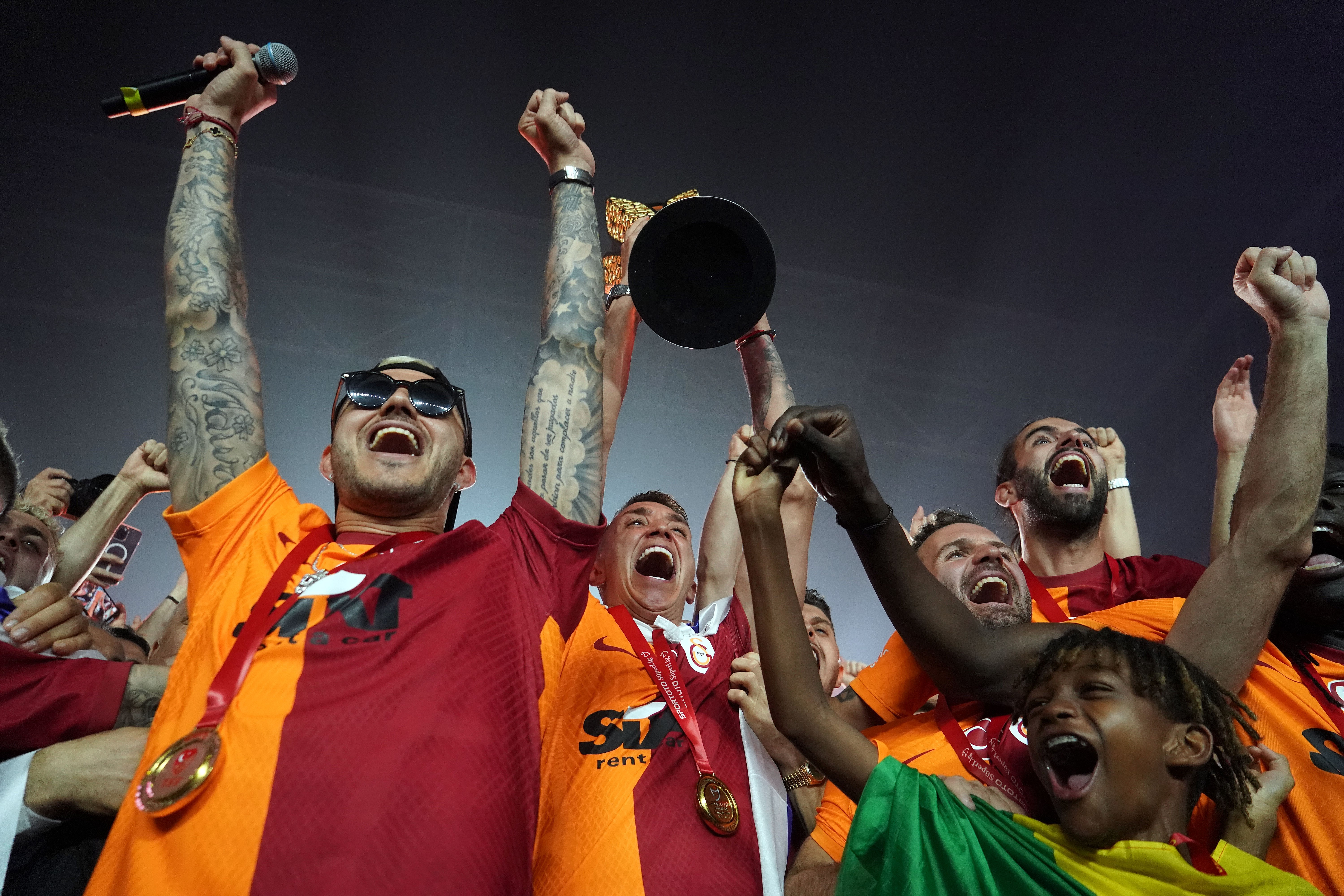 TFF Başkanı Mehmet Büyükekşi kupayı takdim etti
