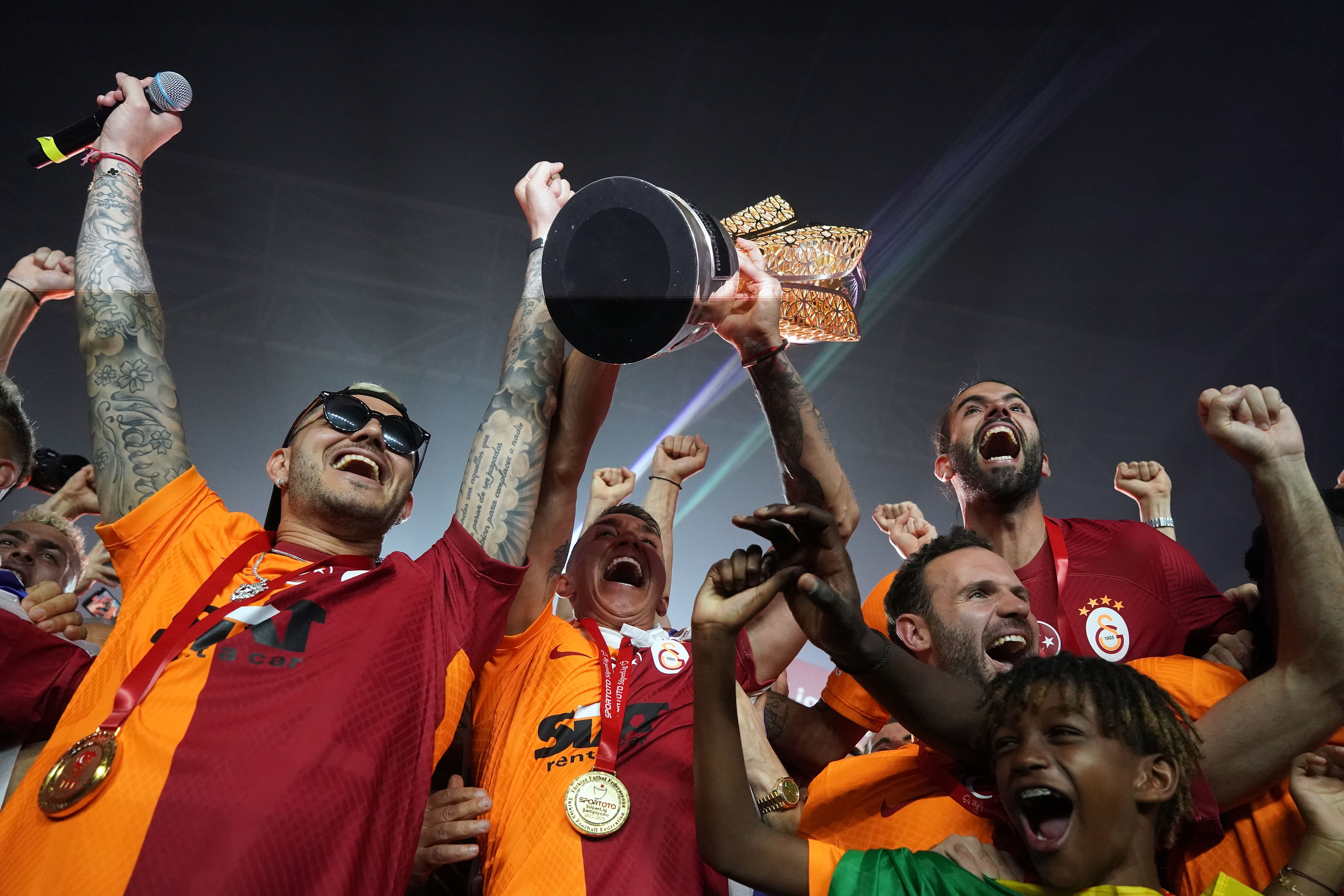 TFF Başkanı Mehmet Büyükekşi kupayı takdim etti