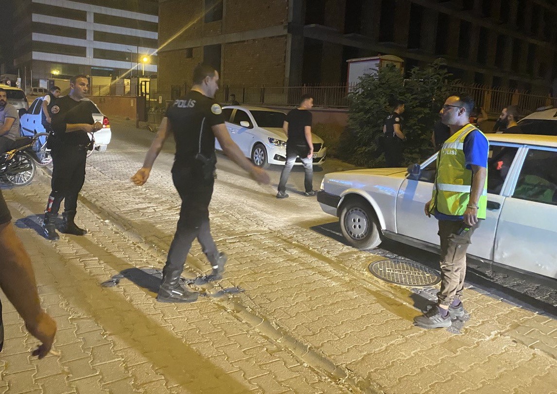 Alkollü kadın elindeki bıçakla tehlike yarattı