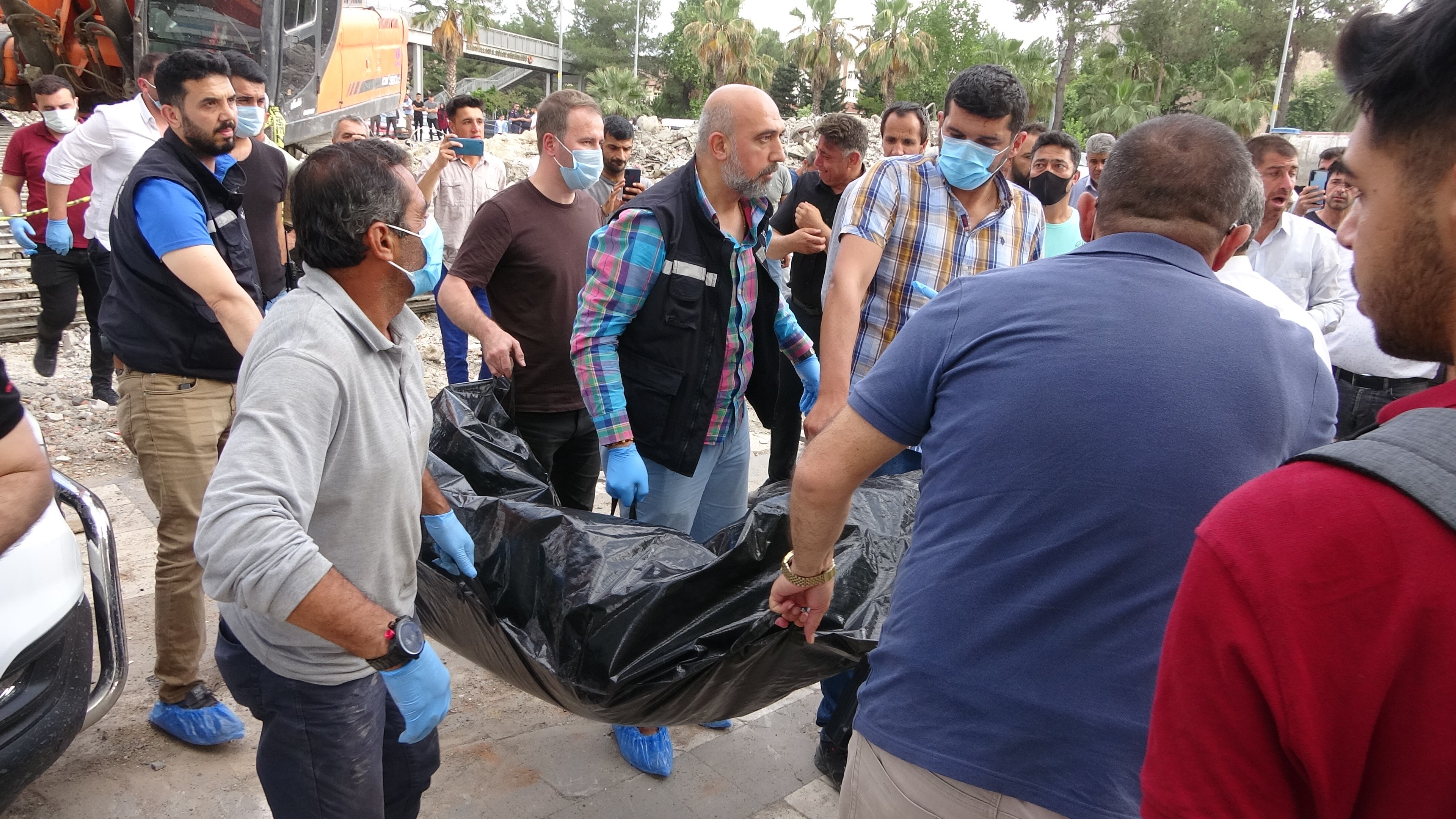 Enkaz altında çıkarılan kişinin kimliği belirlendi