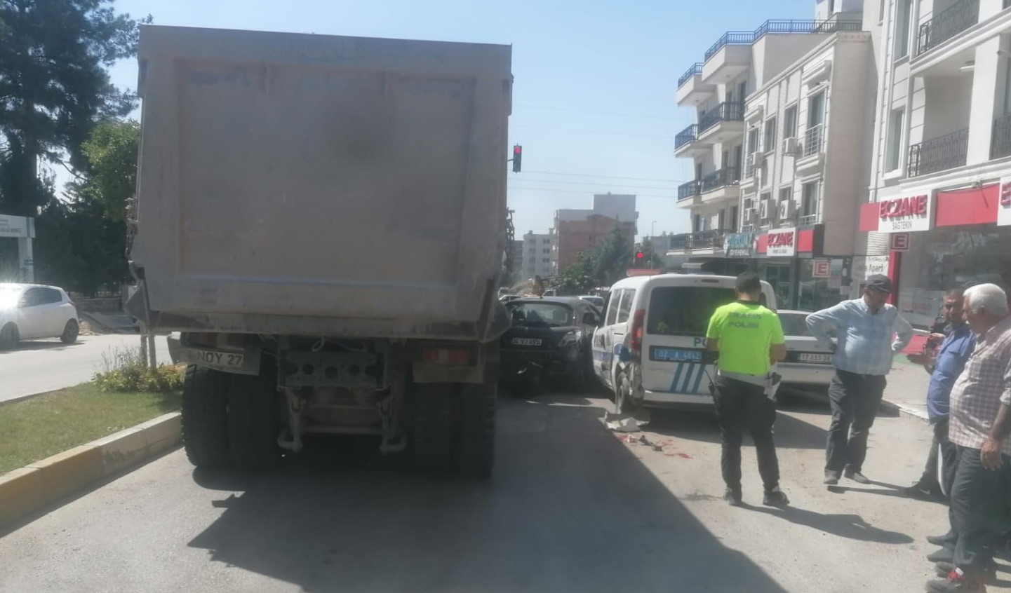 Adıyaman'da kamyon araçlara çarptı