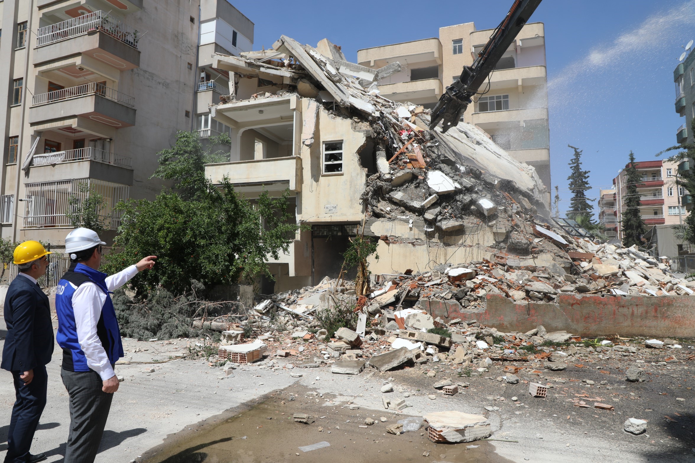 Urfa'da 100’ün üzerinde binanın yıkım çalışmaları sürüyor